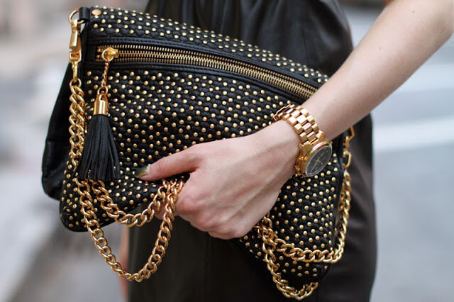 TREND ALERT BAGS IN THE HAND