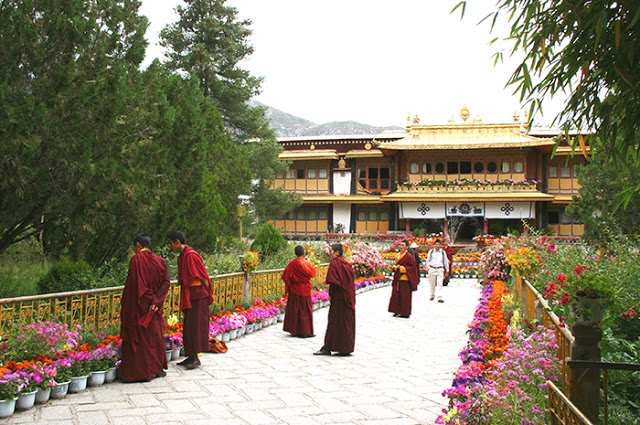 TIBET-TRAVEL-YELLOW-TREND-TALESTRIP